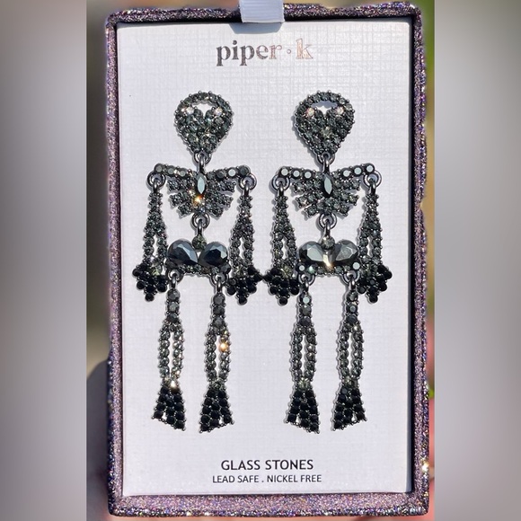 Cool sparkling Piper.k Skeleton stud earrings for Halloween 🎃 - Picture 7 of 7